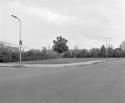 882104 Gezicht op een open terrein op de hoek van de Huizingalaan (rechts) en de Smeijerslaan te Utrecht.